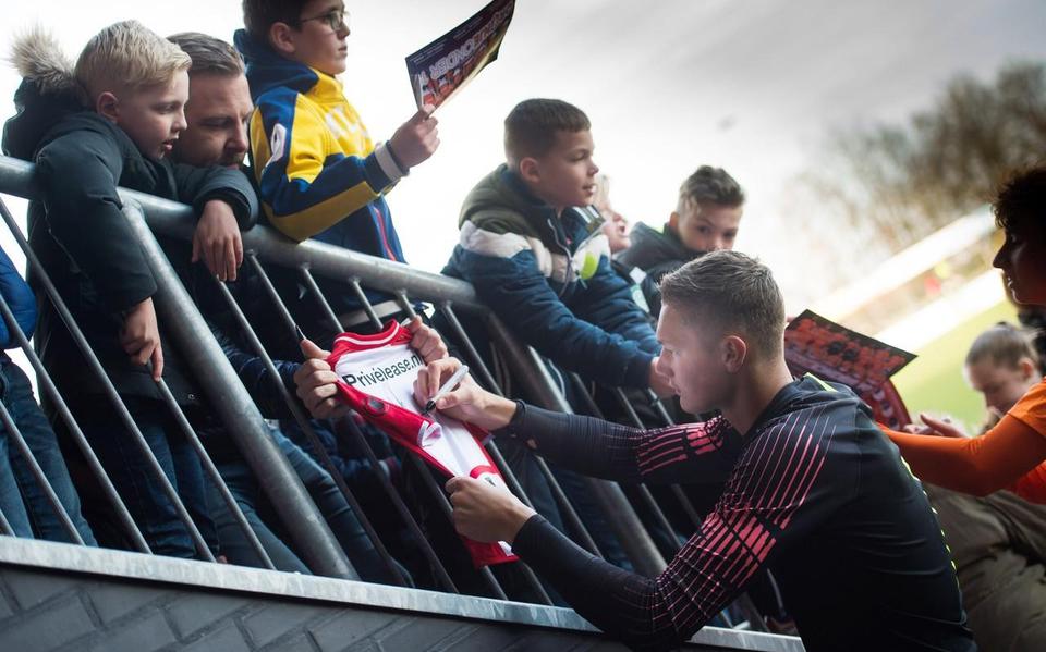 Van doelman Kjell Scherpen worden ook handtekeningen op shirtjes van zijn club FC Emmen verwacht. Foto: Hilbrand dijkhuizen