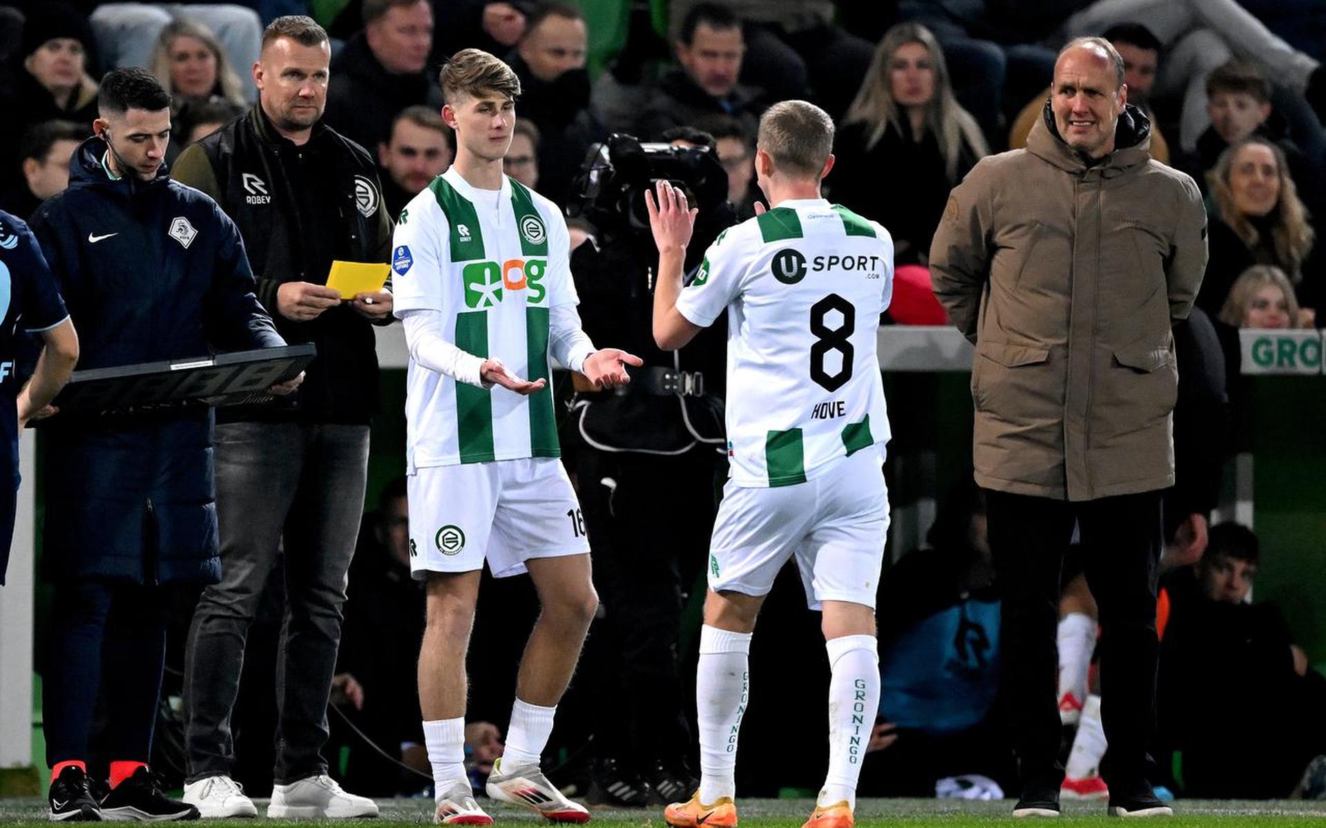 Het moment waarop Dave Kwakman zijn debuut maakt bij FC Groningen. Hij komt tijdens de wedstrijd tegen sc Heerenveen in het veld als vervanger van Johan Hove.