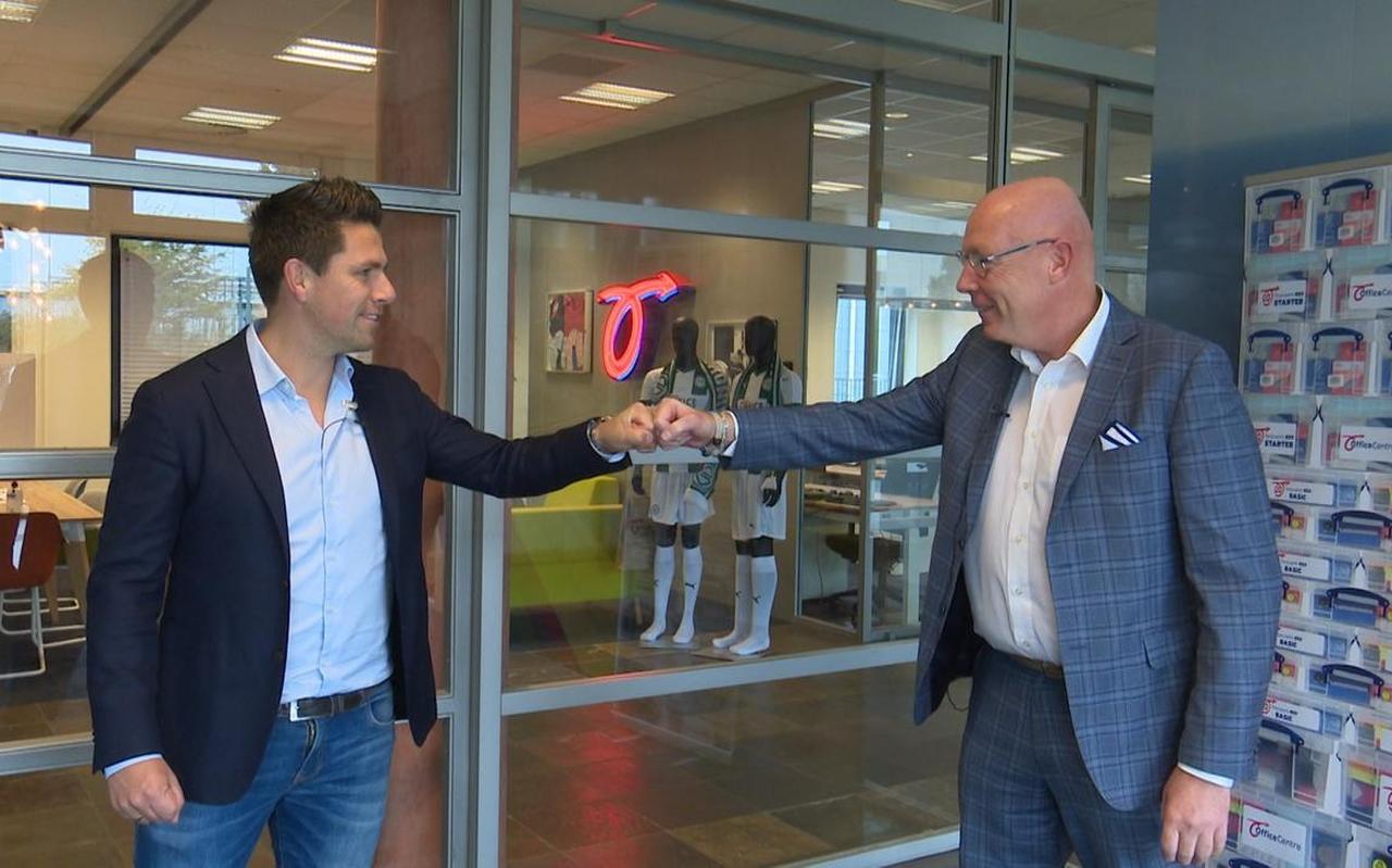 Wouter Gudde (links) en Frans Davelaar bezegelen het partnerschap dat FC Groningen en Office Centre voor onbepaalde tijd met elkaar aangaan. Wouter Gudde (links) en Frans Davelaar bezegelen het partnerschap dat FC Groningen en Office Centre voor onbepaalde tijd met elkaar aangaan.