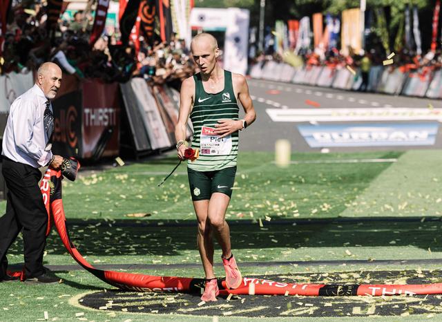 Net geen titelprolongatie hardloper Piet Wiersma uit Wildervank in marathon Zuid-Afrika