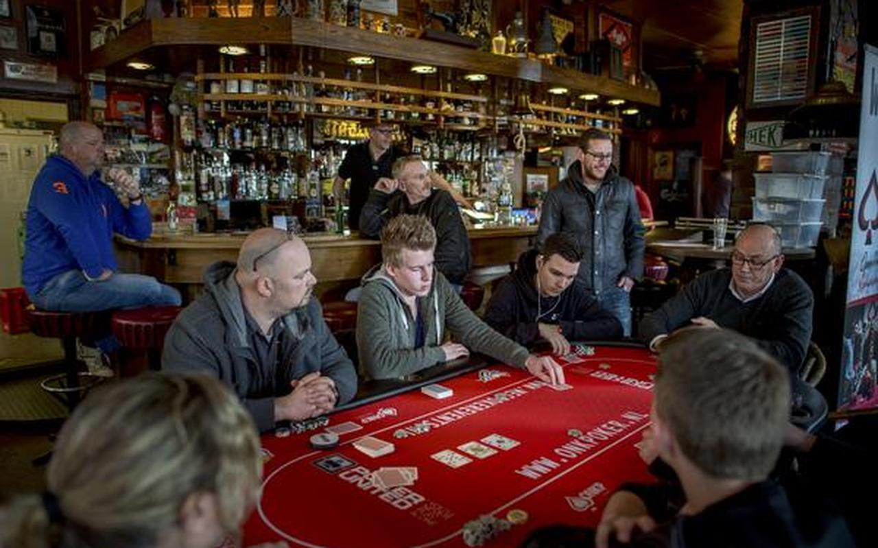 Opperste concentratie en 'pokerfaces' tijdens het Open NK poker in Café Centrum in Delfzijl. FOTO CORNÉ SPARIDAENS