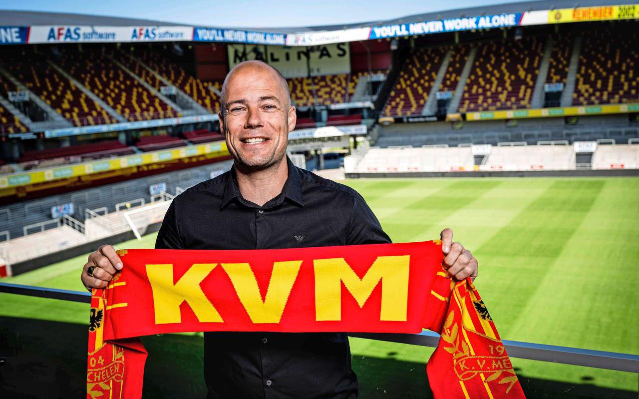 Danny Buijs poseert in het stadion van KV Mechelen.