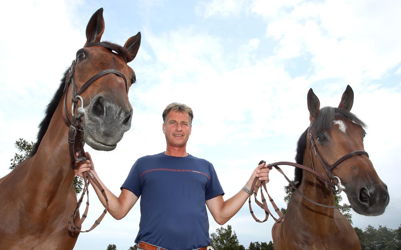 Marc Houtzager met de twee paarden waarmee hij aan het NK meedoet: Sterrehof'’s Dante (links) en Sterrehof’s Edinus. Marc Houtzager met de twee paarden waarmee hij aan het NK meedoet: Sterrehof'’s Dante (links) en Sterrehof’s Edinus.