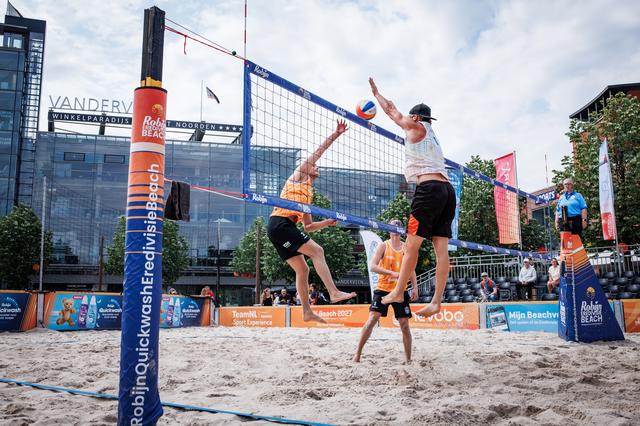 Assen waant zich even de Copacabana. Lokale helden stranden vroeg tijdens Eredivisie Beach in Drenth