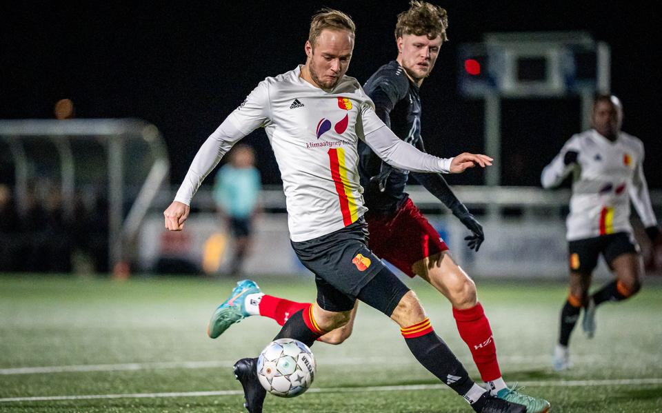 Geertjan Liewes (links) van Be Quick in duel met HZVV'er Daan Wijma. 
