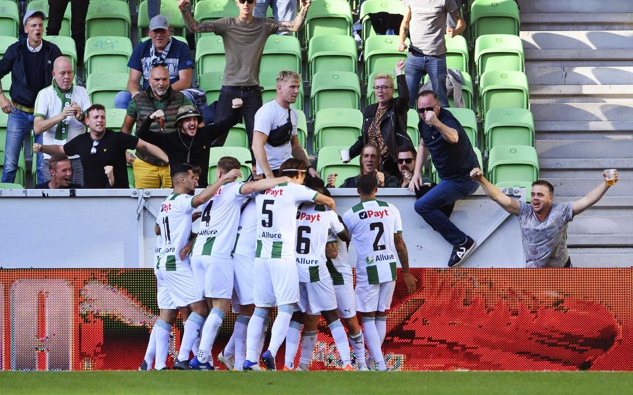 Tomas Suslov heeft de 1-1 gemaakt voor FC Groningen en wordt door zijn medespelers besprongen. foto ANP Tomas Suslov heeft de 1-1 gemaakt voor FC Groningen en wordt door zijn medespelers besprongen. foto ANP