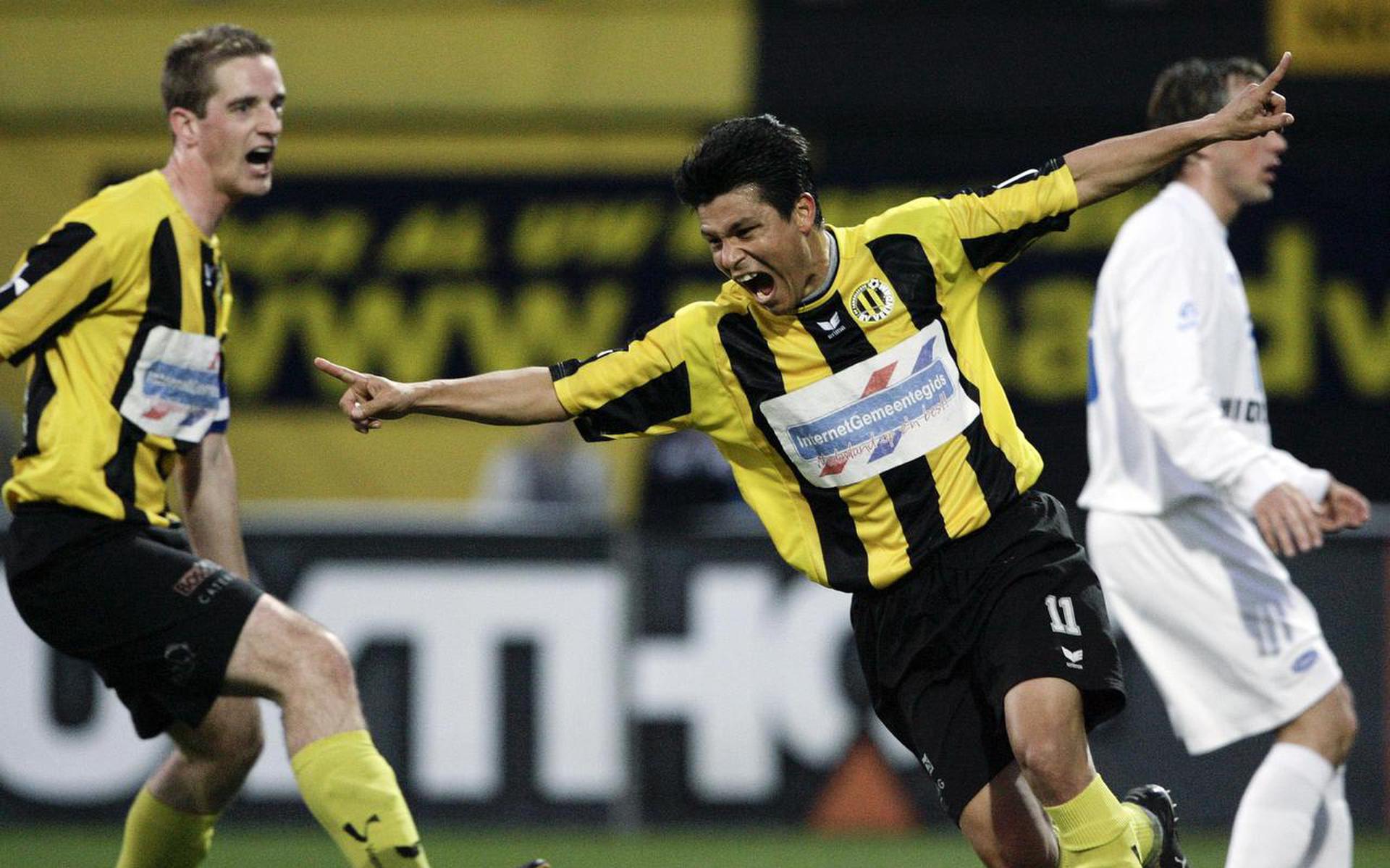 Alair Cruz Vicente schreeuwt het in 2009 uit van vreugde als hij SC Veendam op voorsprong heeft gezet tegen Telstar.  