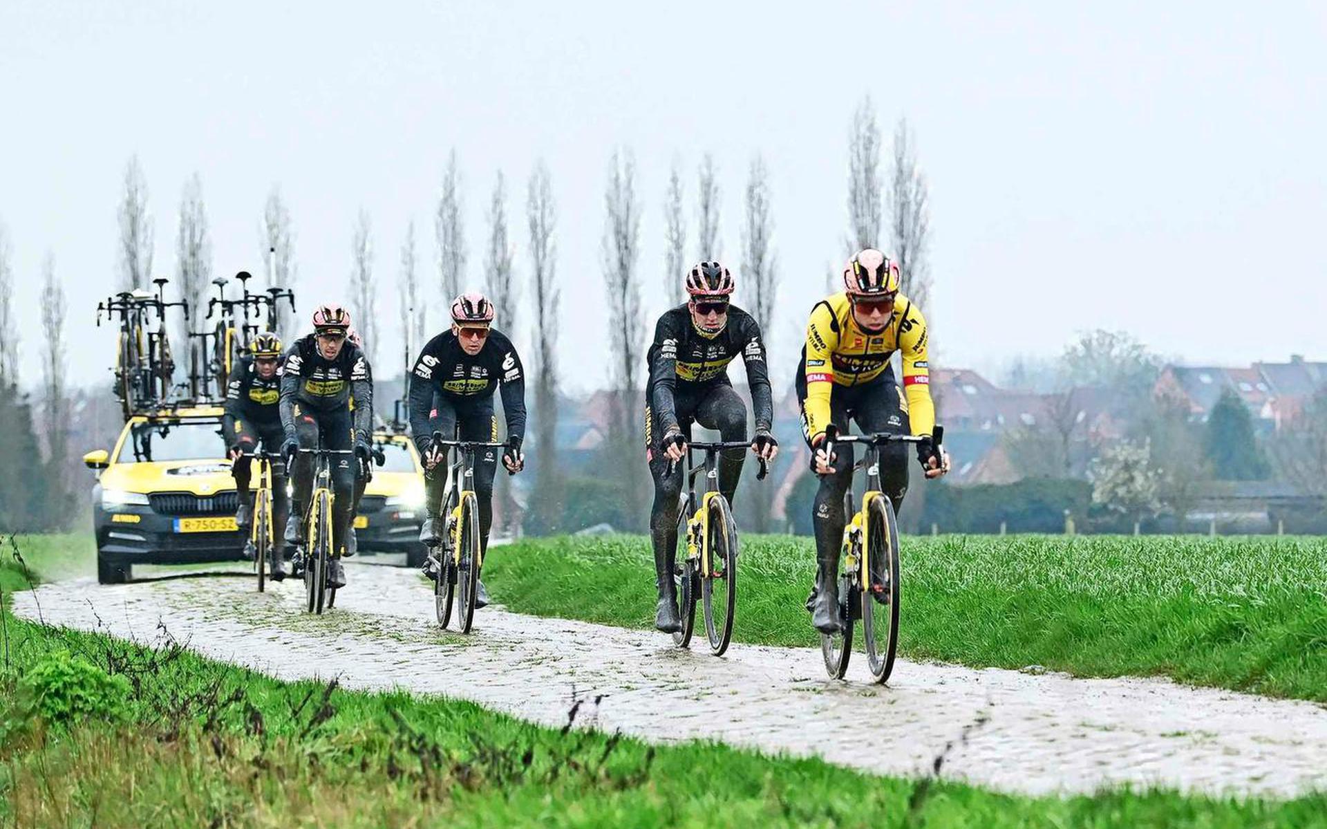 De renners van Jumbo-Visma tijdens de verkenning van Parijs-Roubaix, zondag moet het gebeuren.