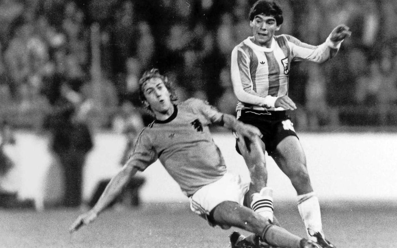 Johan Neeskens probeert Diego Maradona af te stoppen tijdens Nederland-Argentinië in 1979.