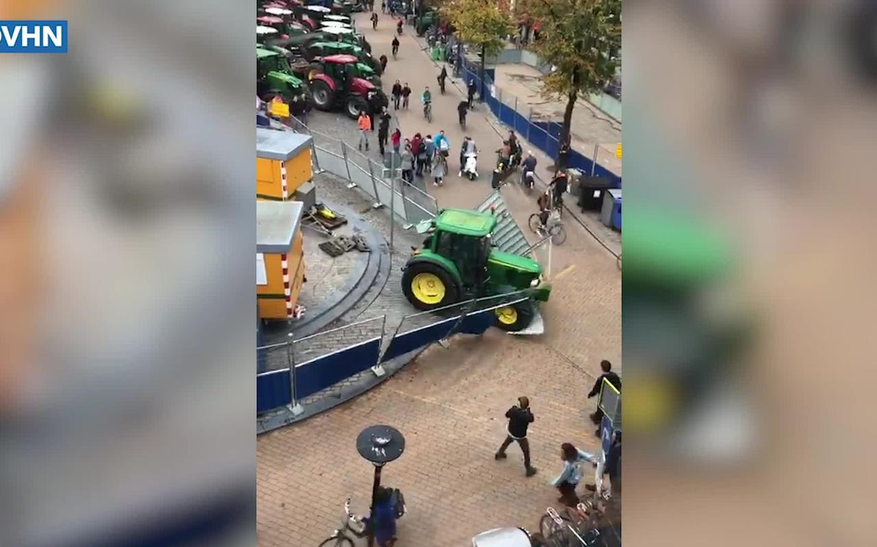 Trekker gaat door de bouwhekken op de Vismarkt. Trekker gaat door de bouwhekken op de Vismarkt.