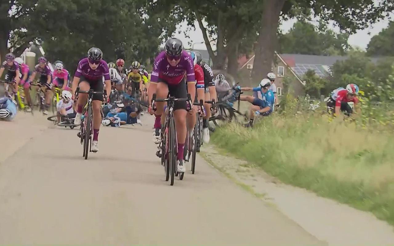 Massale valpartij in de derde etappe van de Simac Ladies Tour.