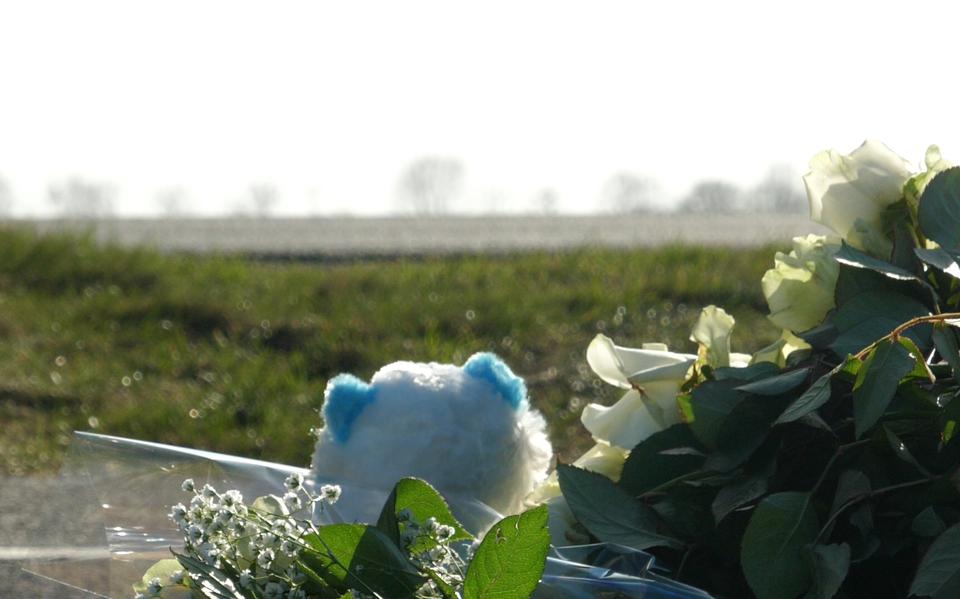 Bloemen en knuffels op de plaats waar dinsdag twee meisjes om het leven kwamen bij Coevorden