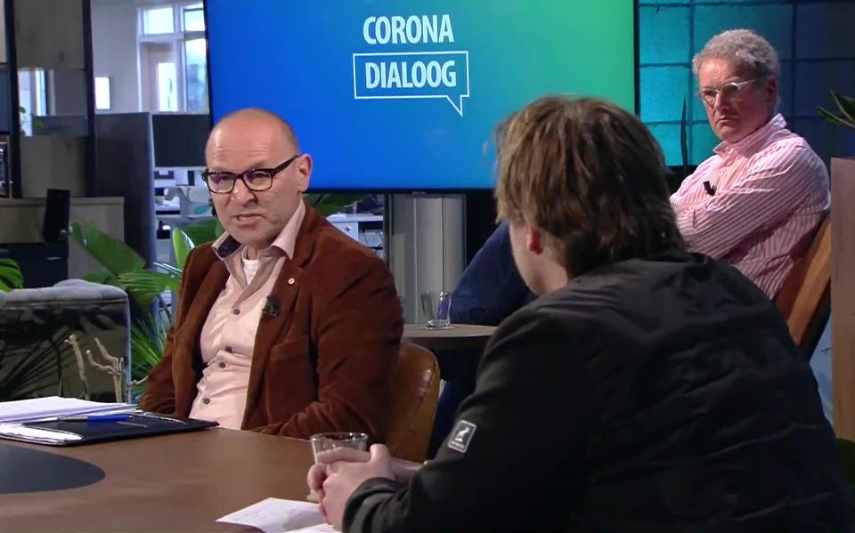 Corona-scepticus Pieter Kuit, Sikkom-journalist Willem Groeneveld en hoogleraar Bart Brouwers (vlnr) tijdens Corona Dialoog.
