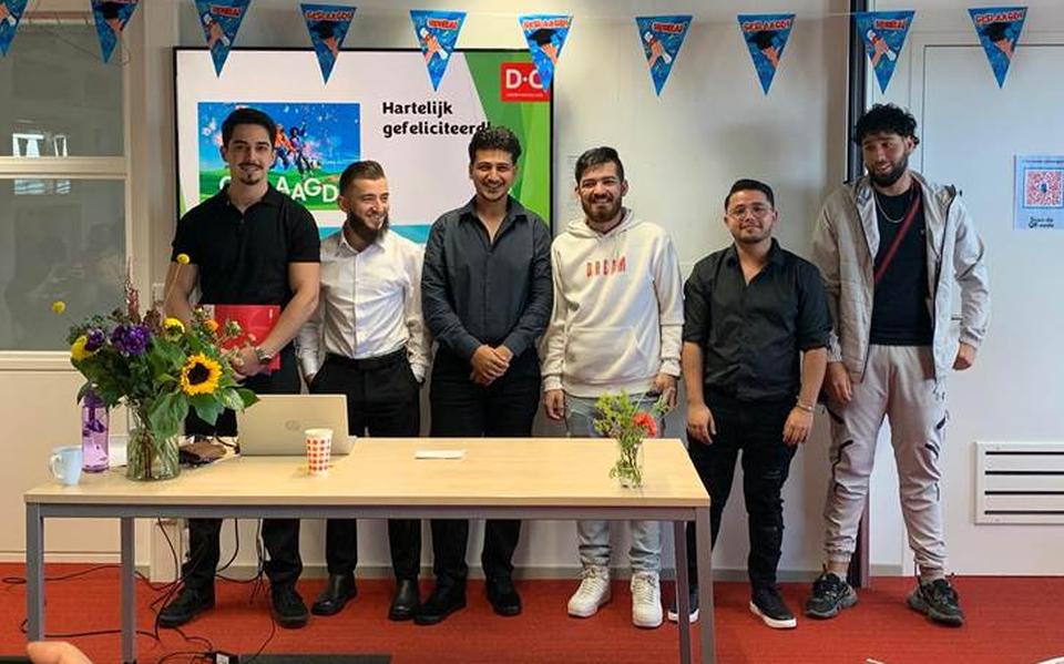 Zes jonge nieuwkomers behaalden bij DC Terra in Assen als eerste hun diploma Onderwijsroute. 