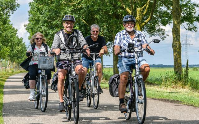 Een fietshelm kan het verschil maken bij een val. Campagne Zet 'M Op wijst op de voordelen van het g