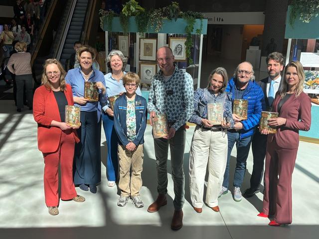 Vaste Kamercommissie in Den Haag krijgt leesvoer over de wolf. Boek voorziet in grote behoefte