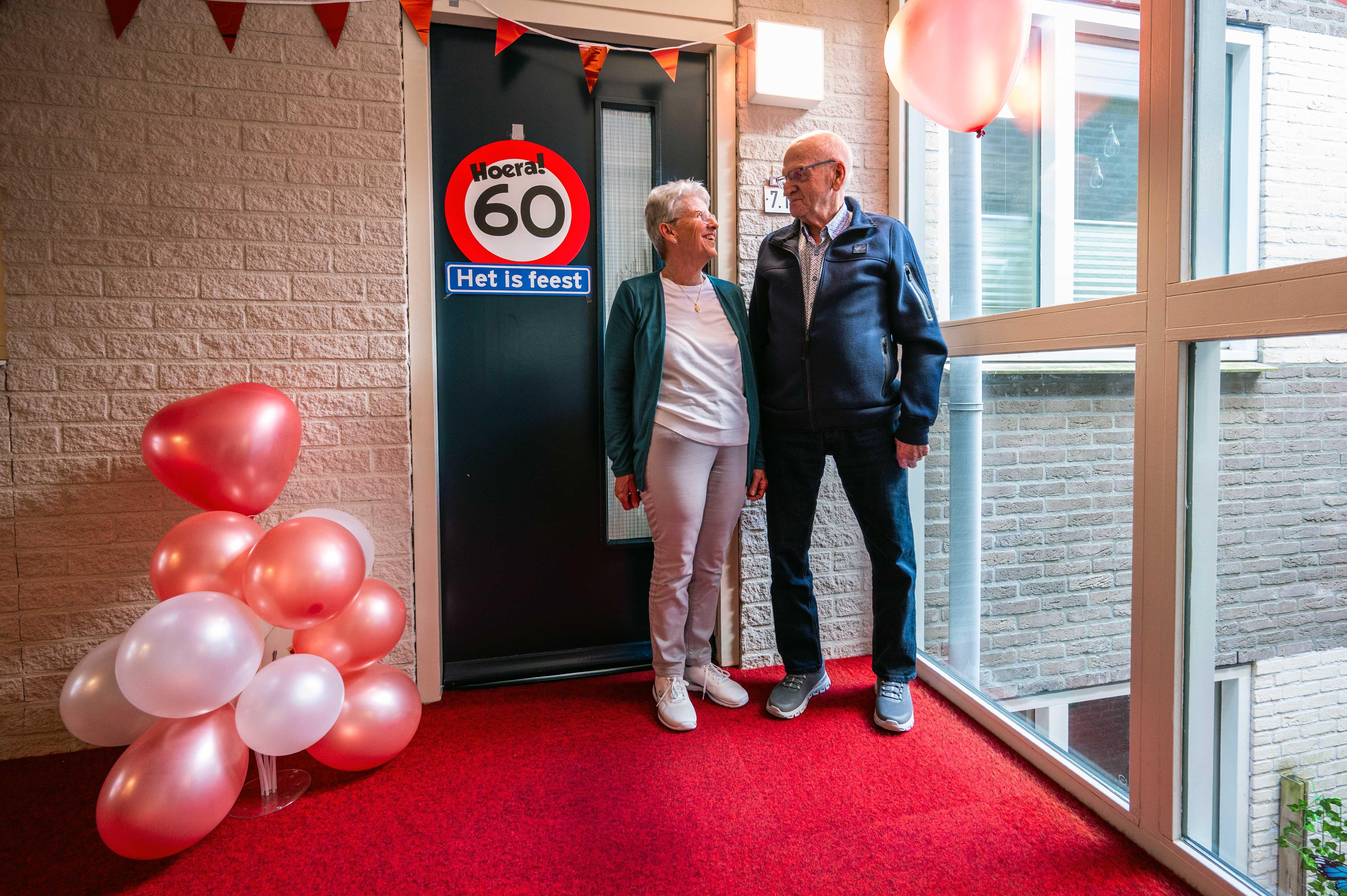 Roelie en Roelof Tiegelaar uit Beilen kwamen elkaar gewoon tegen op straat. Echtpaar viert 60-jarig 