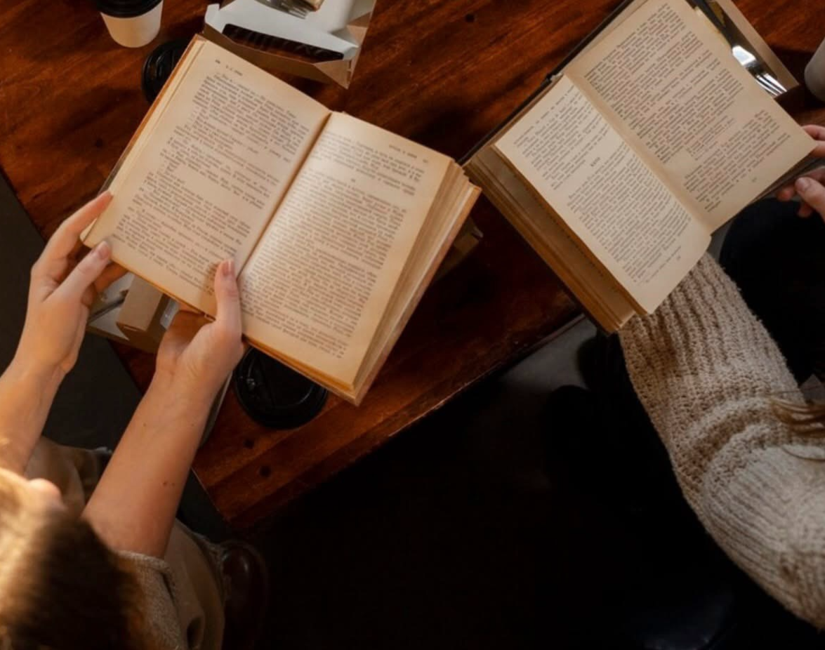In alle rust samen een boek lezen in de bieb. Silent Book Club begint in Westerbork