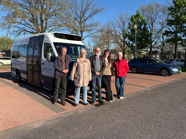 Willem (75) viert 40-jarig jubileum als chauffeur op de buurtbus. 'Ik had niets in de gaten, dat geb