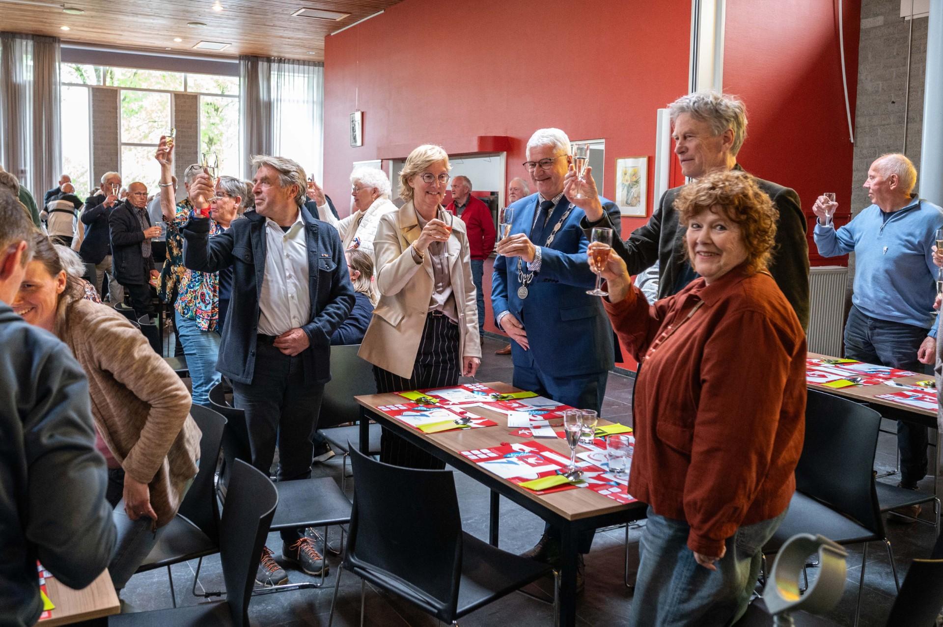Westerbork viert vrijheid met een maaltijd en een lezing van Pieter Jan Hagens