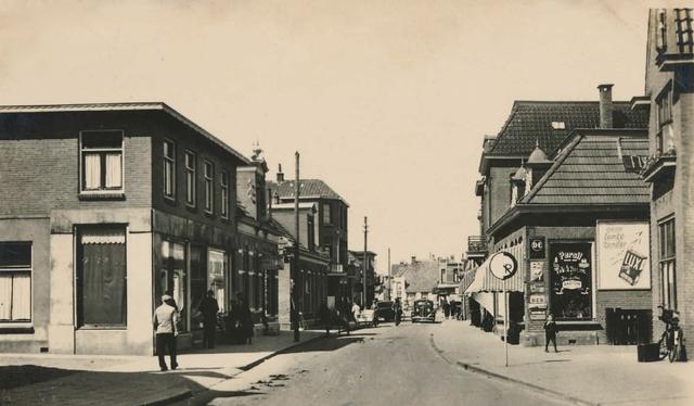 Jan Kuik en Henk ten Oever laten deelnemers genieten van nieuwe historische wandelroutes in Beilen