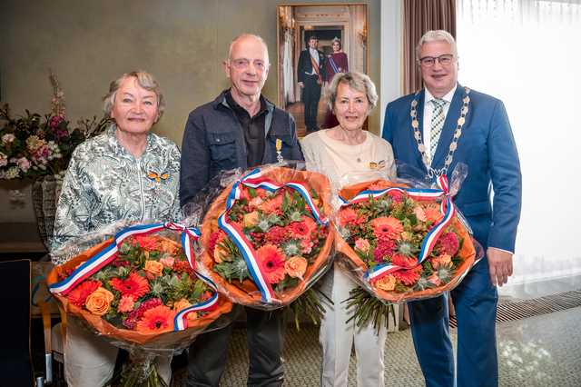 Drukke vrijdagochtend voor burgemeester Jan Zwiers. Vijf inwoners van Midden-Drenthe krijgen een lin