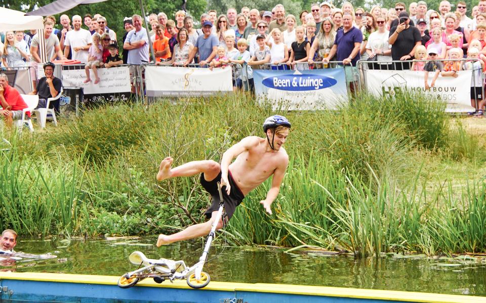 Hilariteit en natte pakken tijdens Fiets em d'r in in Peize.