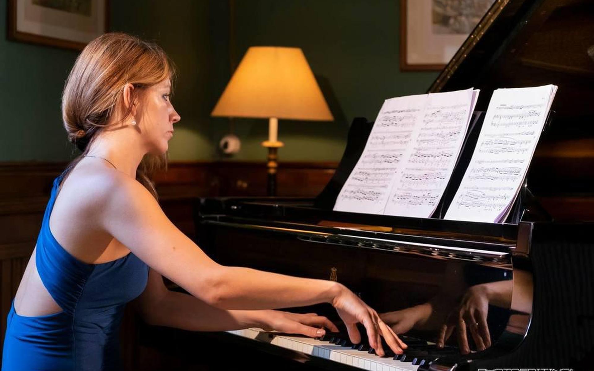 Russische pianiste speelt voor Oekraïne - 'Ik kon niet meer spelen, ik kon niet meer slapen'