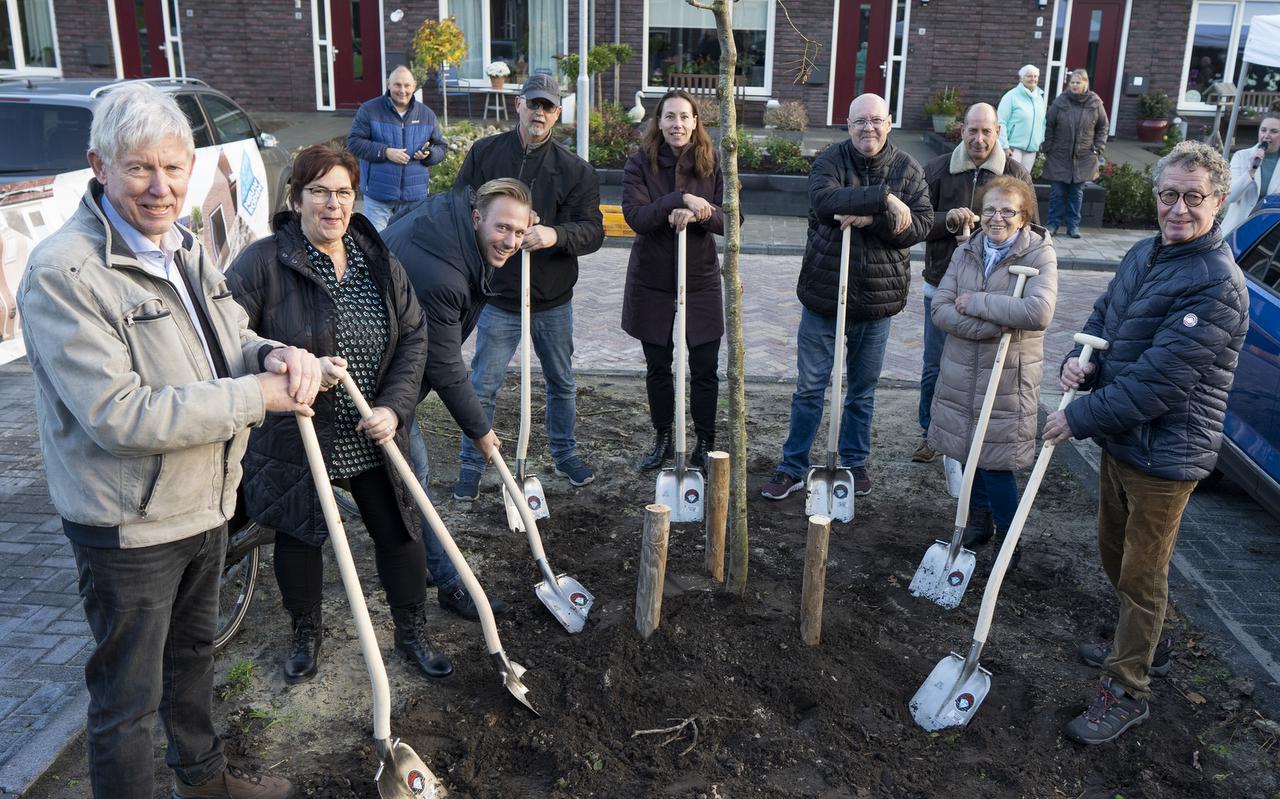 Huizen opgeleverd, bomen geplant in Nieuw-Roden.