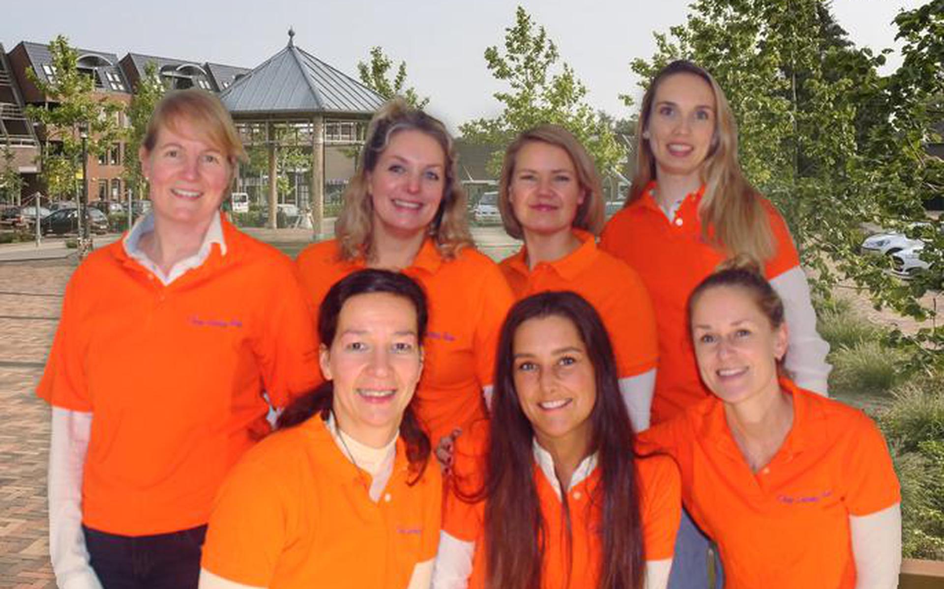 Het nieuwe Oranjebestuur: Boven: Froukje Temming, Janske Kuipers, Denise Zwep, Sanne Flonk (penningmeester) Onder: Judith Velting, Laura Maat (secretaris) en Charlotte Bakker (voorzitter).