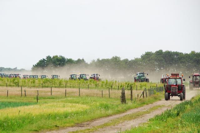 Ronkende trekkers door Norg en omgeving: 37e Norger Trekkertocht groot succes