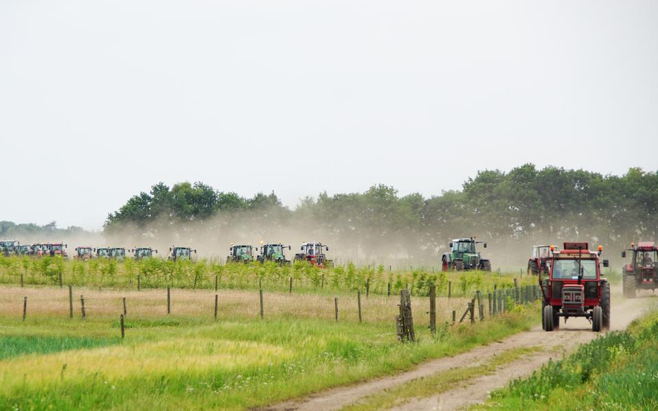 Een stoet van 80 tractoren rijdt door Norg en omgeving. 