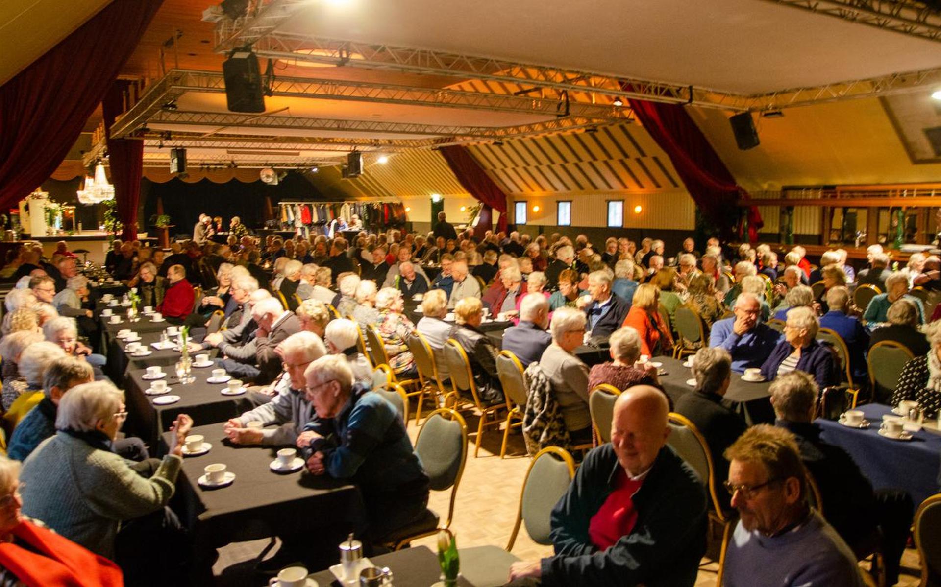 Enorme drukte en gezelligheid bij Neijoarsveziete van de Historische Vereniging Roon.
