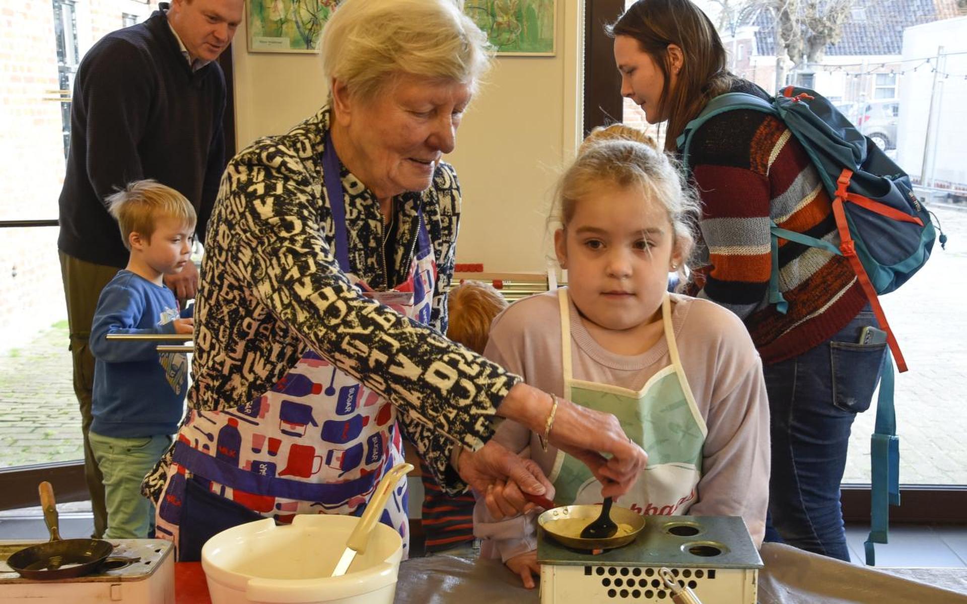 Pannenkoeken bakken in Speelgoedmuseum Kinderwereld.