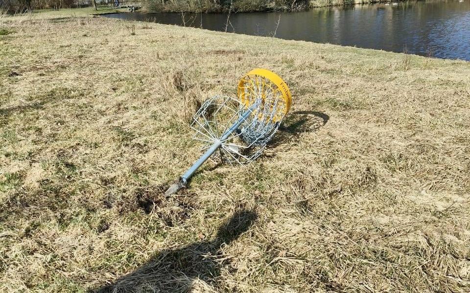 Basket uit grond gepleurd.