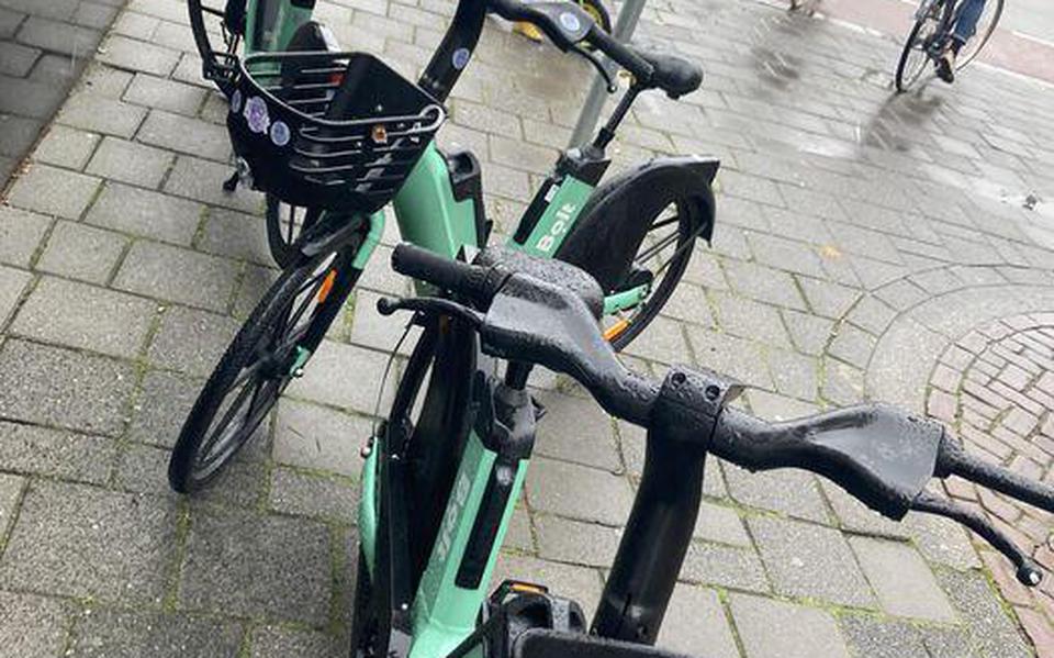 Lukraak neergezette fietsen in de Nieuwe Kijk in 't Jatstraat.