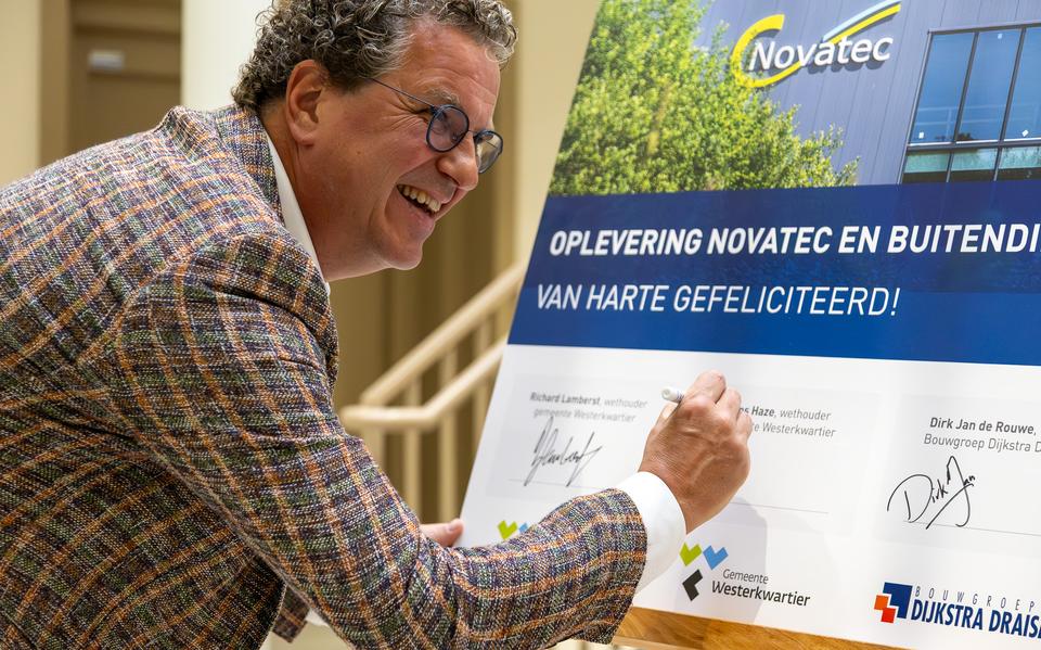 Wethouder Hans Haze plaatste vrijdag zijn handtekening bij de oplevering van de nieuwbouw aan de Traan in Leek. 
