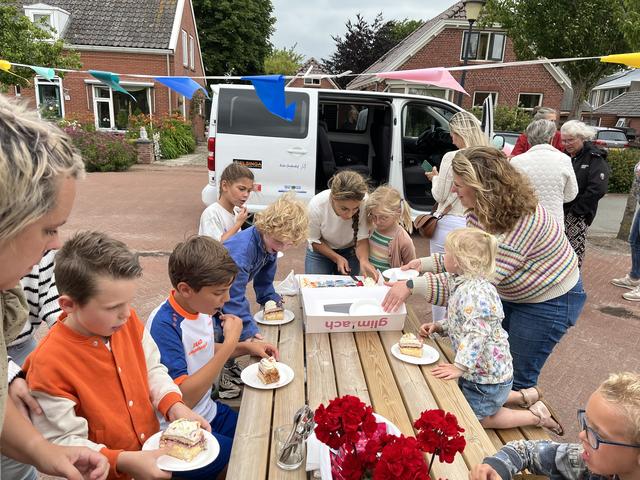 Lauwerzijl trots op elektrische schoolbus