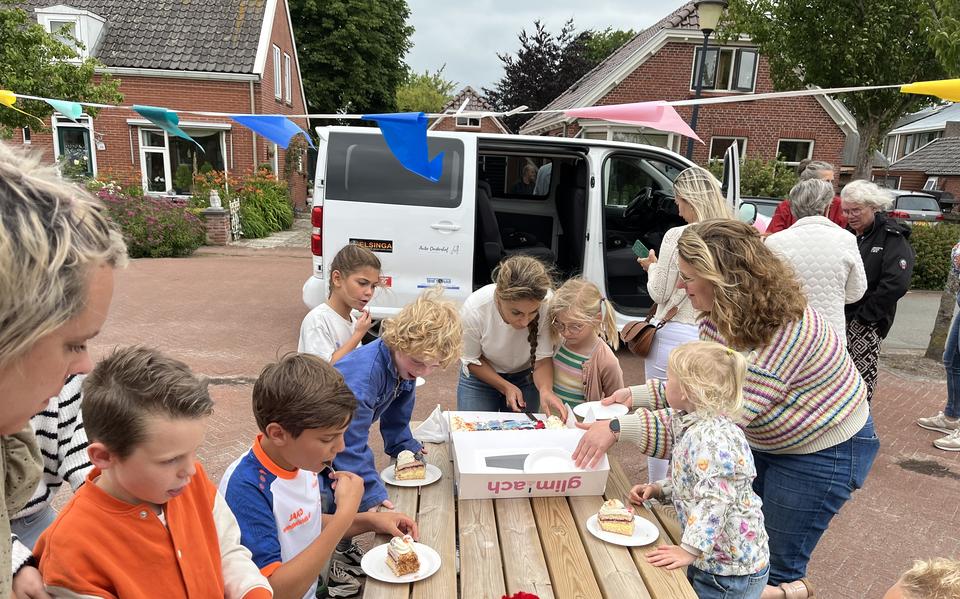 Bij de feestelijke ingebruikneming van de elektrische schoolbus werden de kinderen uit Lauwerzijl getrakteerd op taart. 