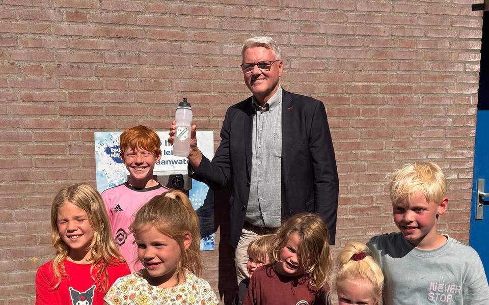 Wethouder Stomphorst opent waterpunt bij vv Zuidhorn.