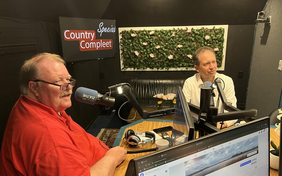 Vicepremier Eddy van Hijum (links) te gast bij presentator Wout van der Velde in de studio van RTV Zulthe in Marum.