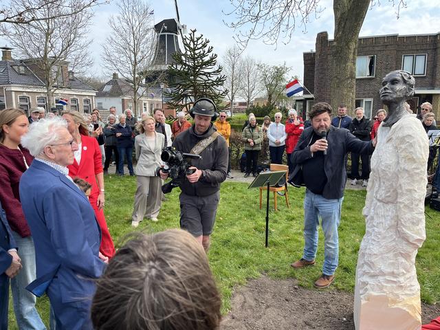 Nieuw beeldhouwwerk in Grijpskerk: Vrouwenmars in beeld