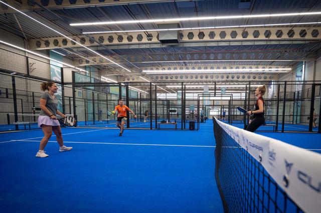 Nieuwe padelhit in Assen: Peakz Padel opent met volle banen en slimme snufjes
