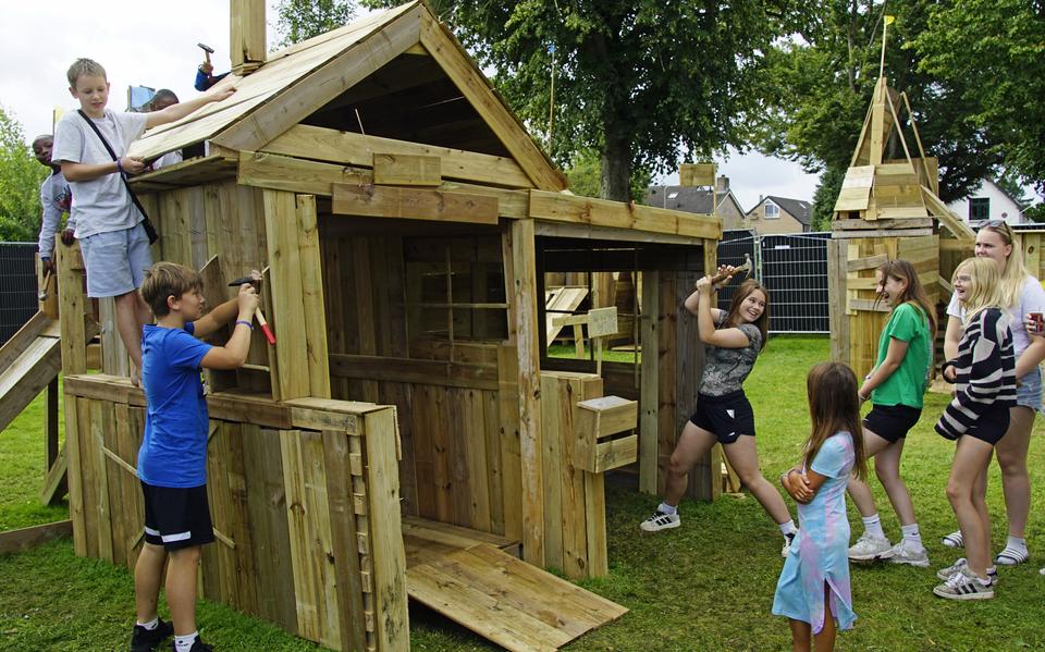 kinderen uit de wijk Assen Oost aan de slag met hout en spijkers tijdens Appiedam.                  