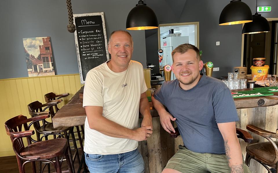 Vader Hilko en zoon Arjen Weening in hun lunchroom annex eetcafé 'Bij Happie' in Oldehove op de plek van het voormalige café Odeon.