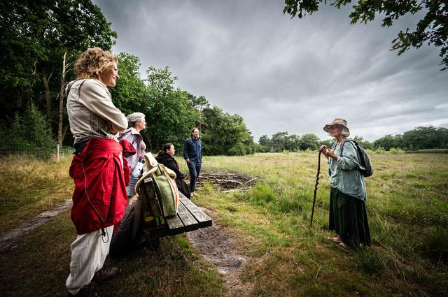 Hunebedden meer dan stenen: verhalenverteller Jeanet Landman laat het voelen