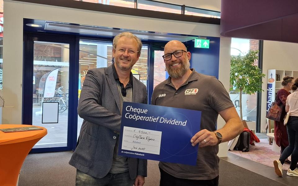 Arjan Renting neemt namens Citypark Flyers een cheque van 4.500 euro in ontvangst van de Rabobank.