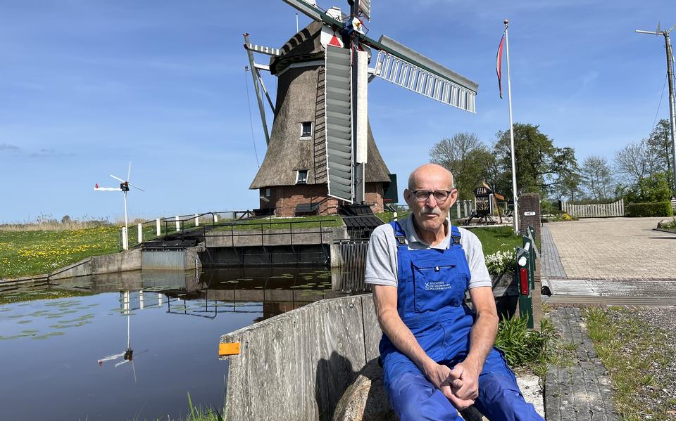 De 70-jarige Henk Berends beheert al vijftig jaar poldermolen De Eendracht bij Sebaldeburen. 