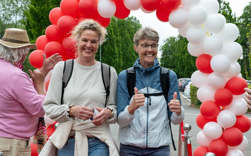Wandelaars van de Leekstermeer Wandeltocht komen aan bij de finish.