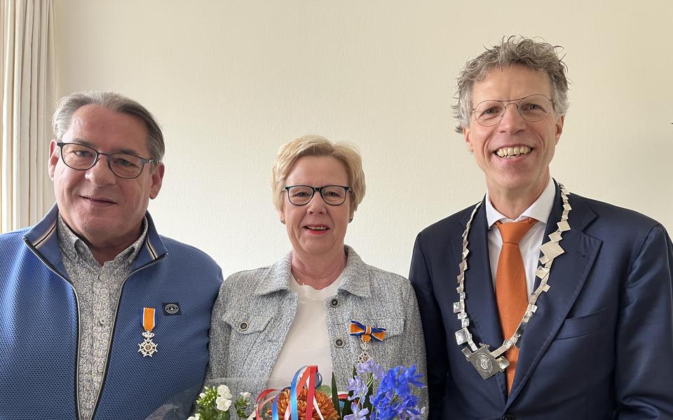 De uitreiking van een lintje kwam voor Taede Karst Oostenbrug uit Zuidhorn vrijdag als verrassing. ,,Ineens zag ik de burgemeester achter mij staan'', reageerde hij. Zijn vrouw Jetske Oostenbrug-Van der Wal zat in het 'complot'. Des temeer was ook zij overrompeld, toen Ard van der Tuuk even later ook haar een lintje opspeldde: ,,Dit had ik nooit verwacht.'
